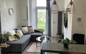 Stylish & Comfortable Ground Floor House - Main Door Private Entrance - Free Parking & Garden